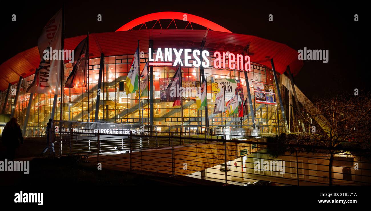 Cologne, Allemagne - 02 décembre 2023 : salle d'événements Lanxess Arena illuminée la nuit Banque D'Images