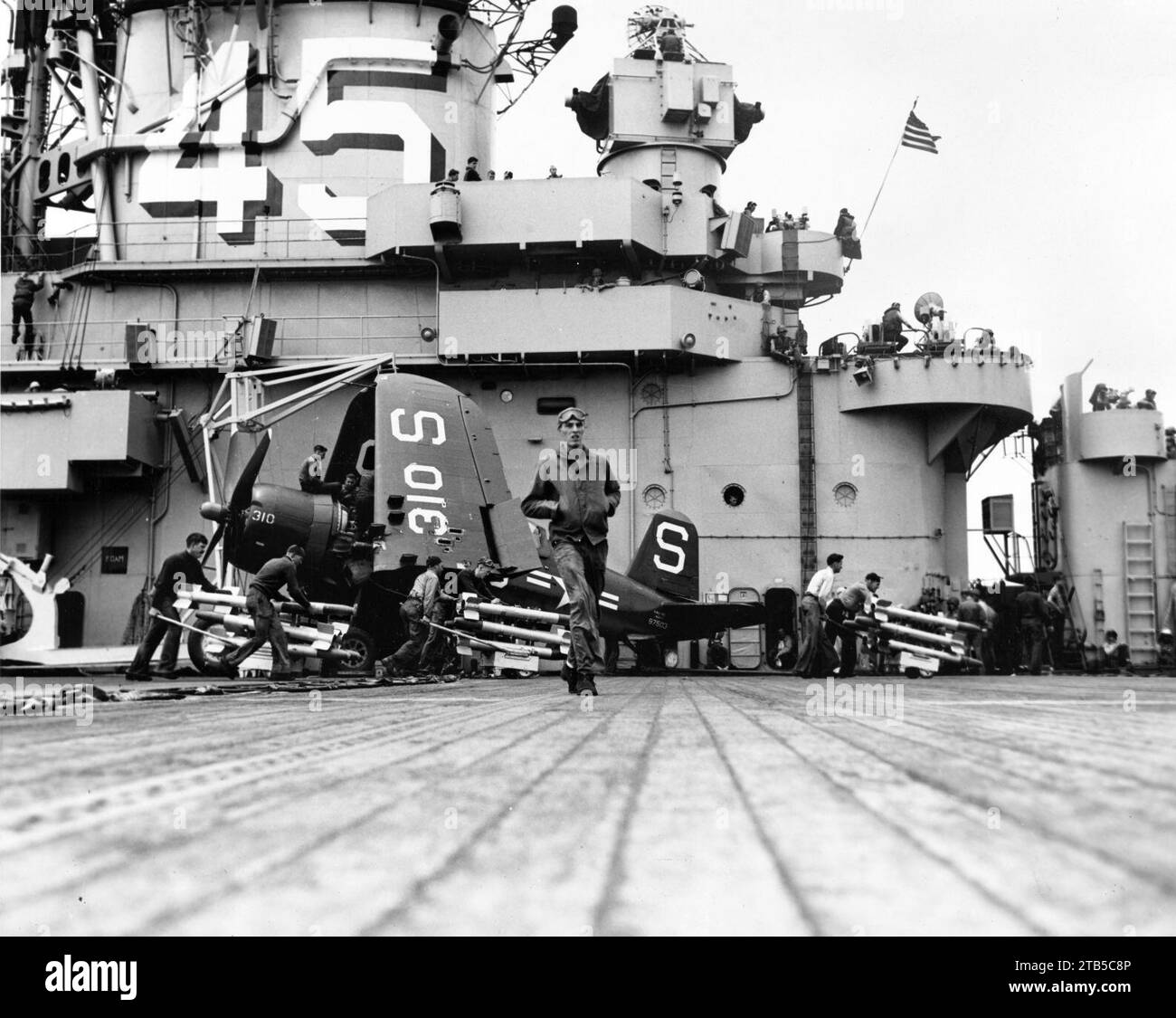 Vought F4U-4B Corsair du VF-53 à bord de l'USS Valley Forge (CV-45) en juillet 1950 Banque D'Images