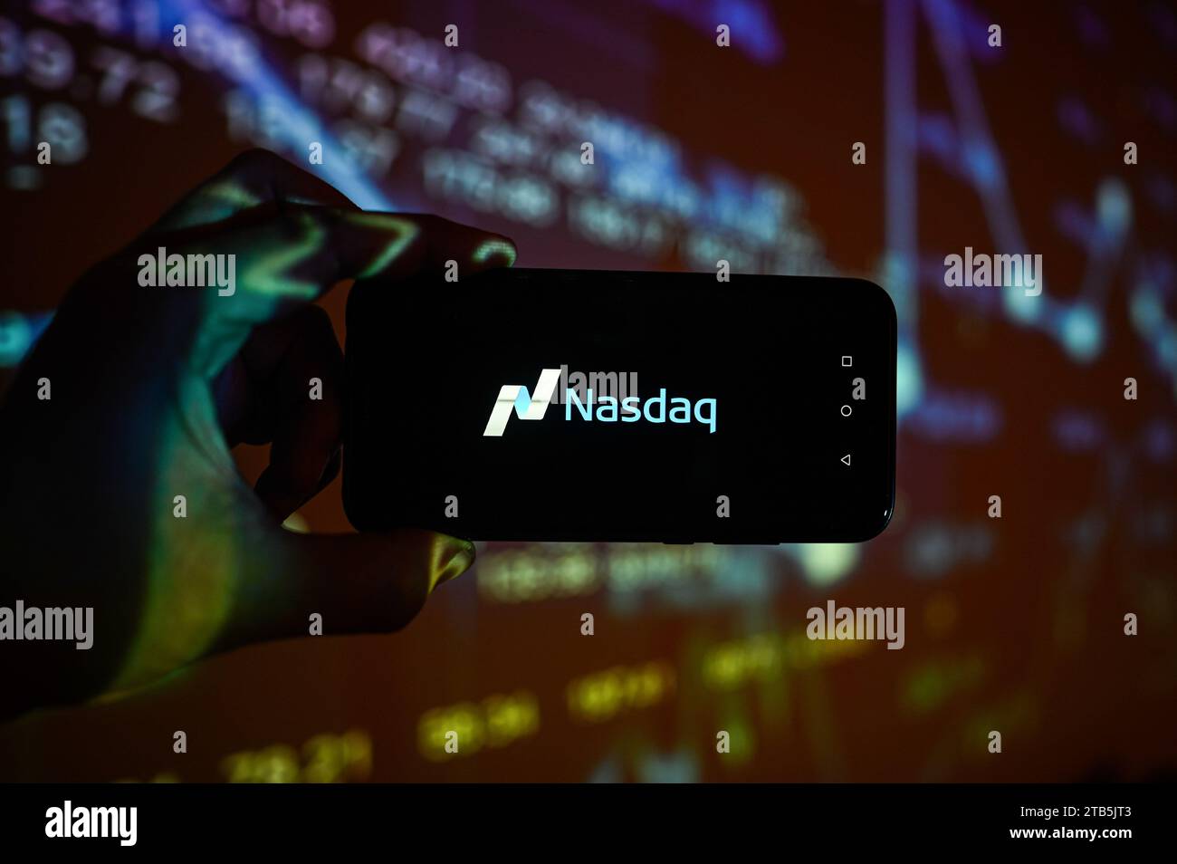 Pologne. 04 décembre 2023. Sur cette photo, un logo Nasdaq est affiché sur un smartphone avec des pourcentages boursiers sur le fond. Crédit : SOPA Images Limited/Alamy Live News Banque D'Images