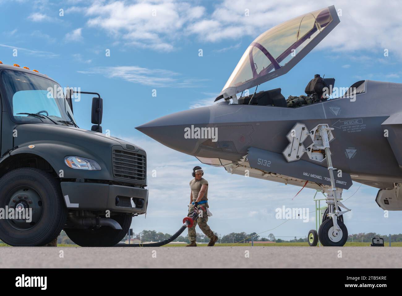 L'aviateur de l'US Air Force 1st Class Piaget Brown, chef d'équipage du 33rd Aircraft Maintenance Squadron, effectue la maintenance avant vol d'un F-35a Lightning II affecté au 58th Fighter Squadron, Eglin Air Force base, Floride, à MacDill AFB, Floride, le 4 décembre, 2023. le F-35a est un chasseur de cinquième génération doté d ' une avionique intégrée de pointe, d ' une connaissance de la situation inégalée, d ' une identification positive de la cible et d ' une frappe de précision dans toutes les conditions météorologiques. (Photo de l'US Air Force par l'aviateur Joshua Hastings) Banque D'Images