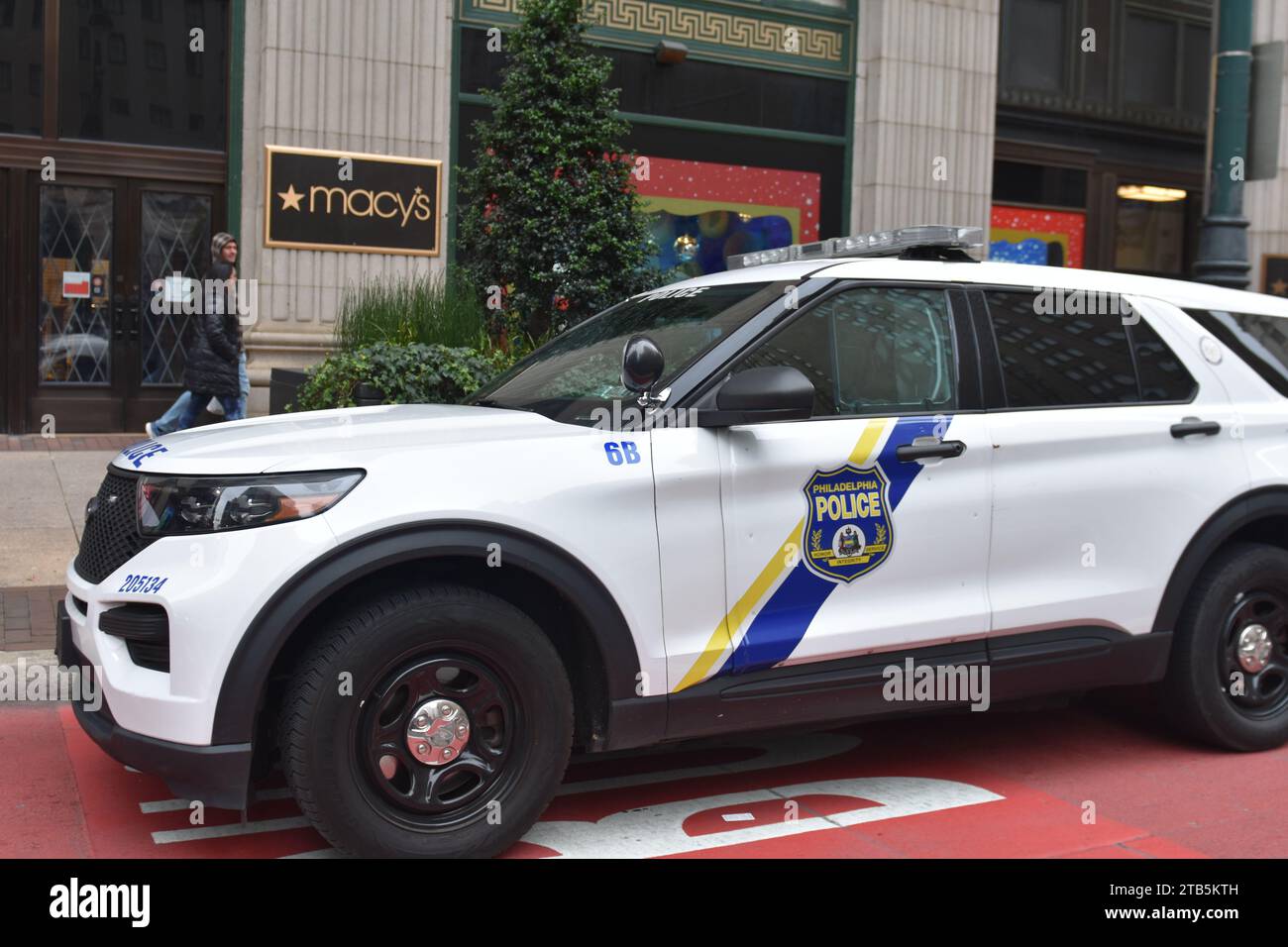 Philadelphie, États-Unis. 04 décembre 2023. La police vue stationnée à l'extérieur de Macy's. L'homme aurait volé à l'étalage et poignardé deux gardes de sécurité à Macy's à Philadelphie. La police de Philadelphie dit qu'un homme qui a tenté de voler des marchandises chez Macy's lundi matin est retourné au magasin et a poignardé deux gardes de sécurité, tuant l'un et blessant l'autre. Crédit : SOPA Images Limited/Alamy Live News Banque D'Images