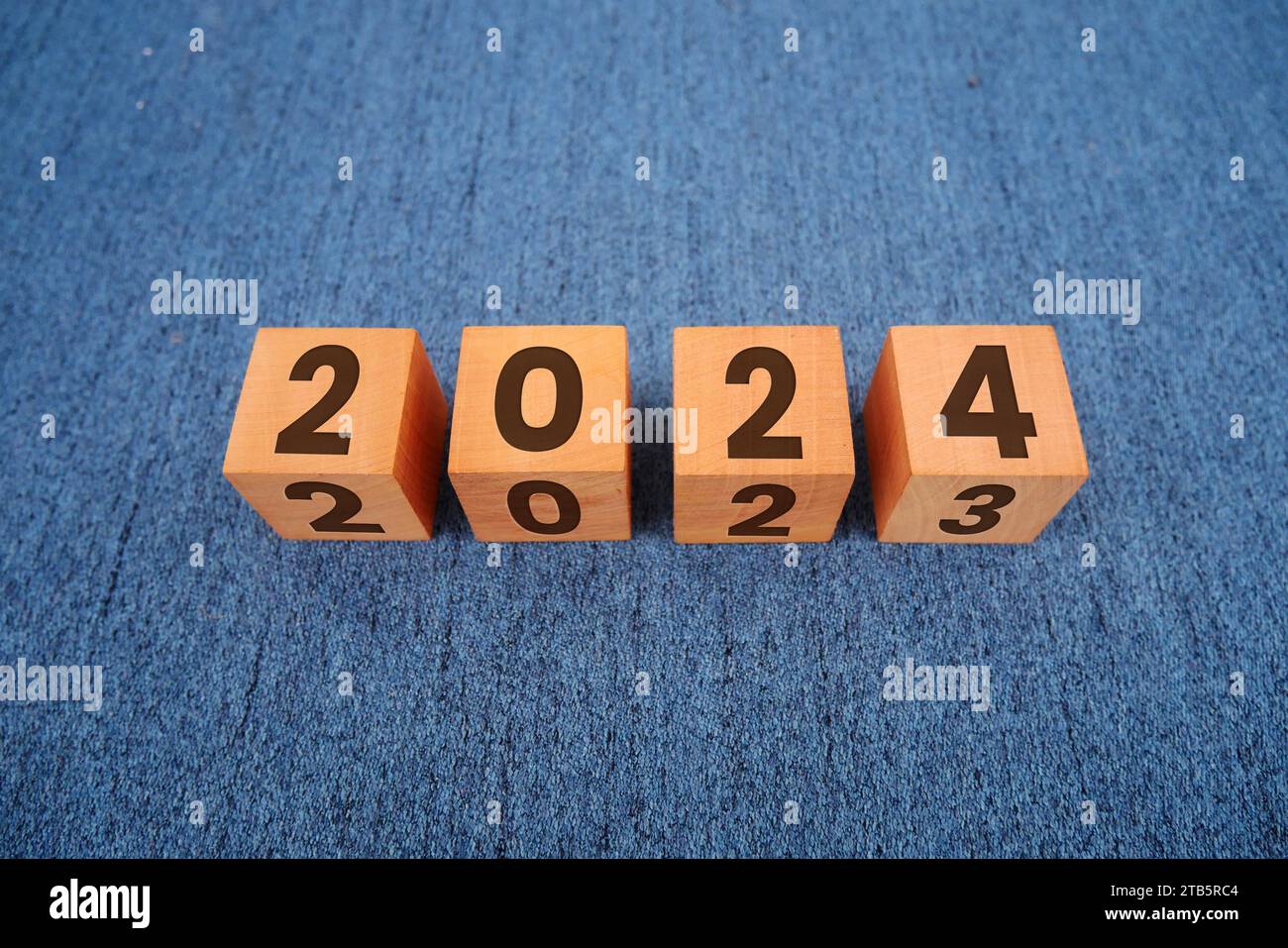 2023 à 2024 inversion sur bloc de cube en bois gravé. Début de la ...