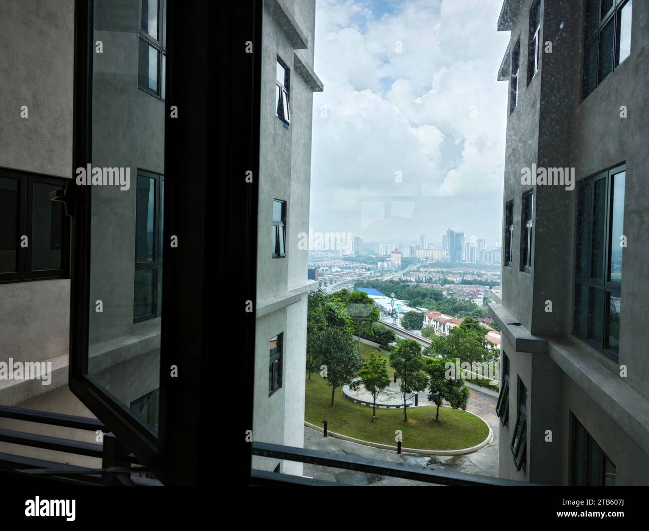 en regardant le cadre de la fenêtre du haut bâtiment vers le paysage de la ville de distance. Banque D'Images