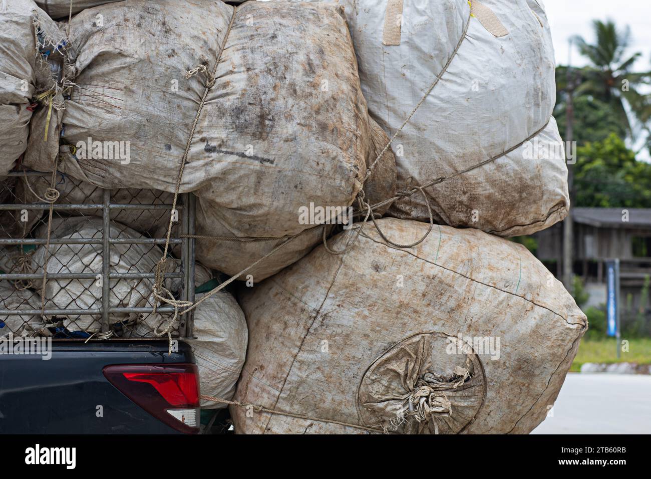 Camions de sacs à ordures qui transportent les articles recyclables à la station de recyclage pour économiser de l'énergie. recycler réduire l'objectif Banque D'Images