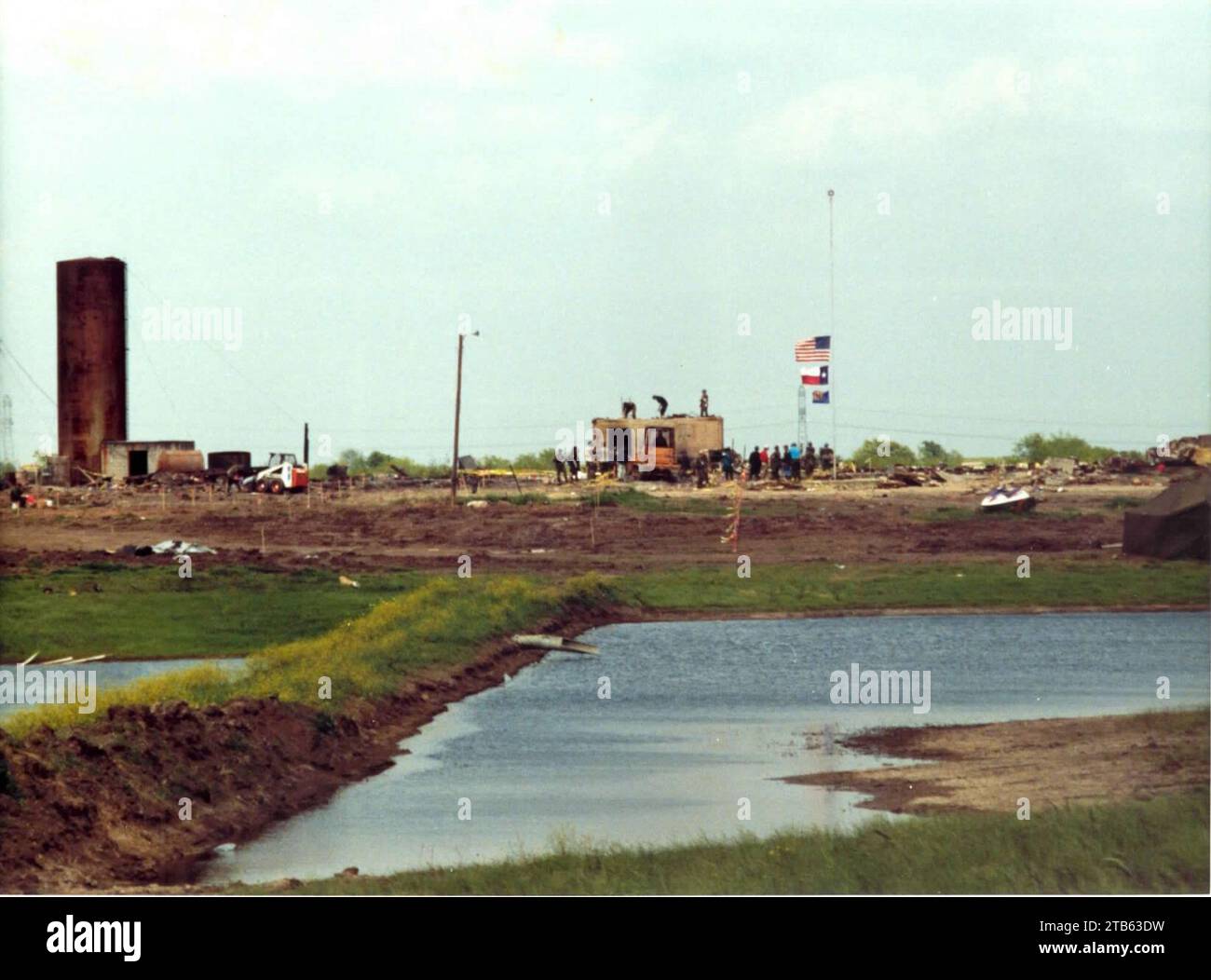 Siège de Waco – l'ATF fait flotter son drapeau sur les restes de l'enceinte de Branch Davidian. Banque D'Images