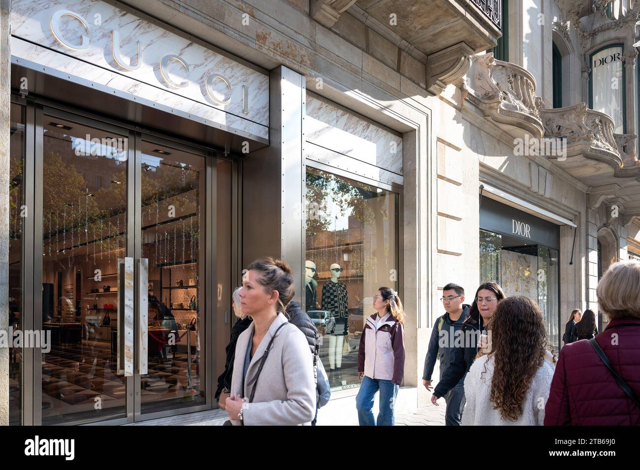Barcelone, Espagne. 20 novembre 2023. Les piétons passent devant la boutique de mode de luxe italienne Gucci en Espagne. (Photo Xavi Lopez/SOPA Images/Sipa USA) crédit : SIPA USA/Alamy Live News Banque D'Images