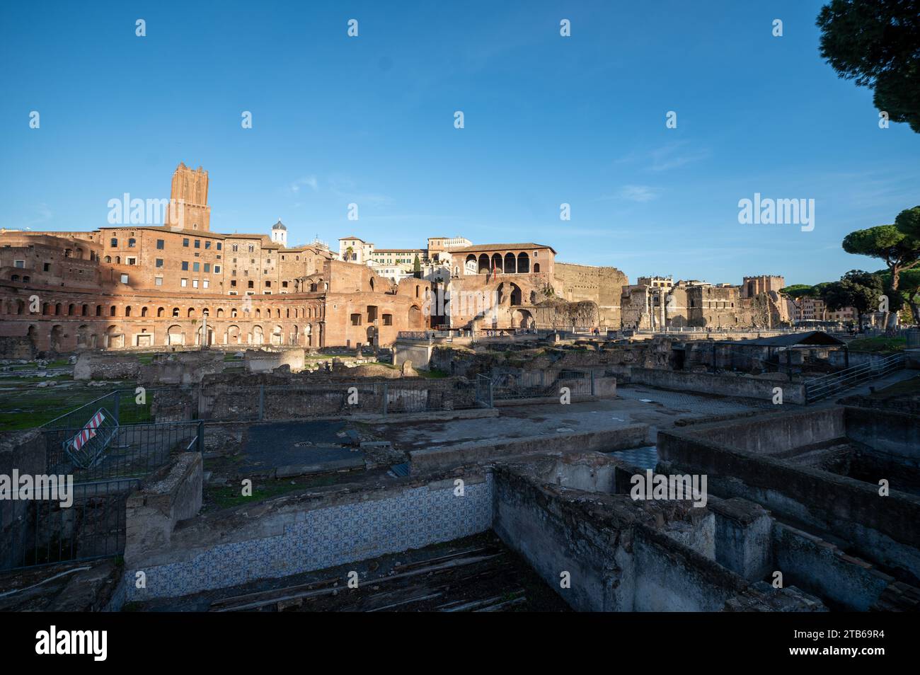 Roma, Italie : 2023 novembre 13 : touriste à l'extérieur du Foro Traiano par une journée ensoleillée à Rome, Ital en 2023. Banque D'Images