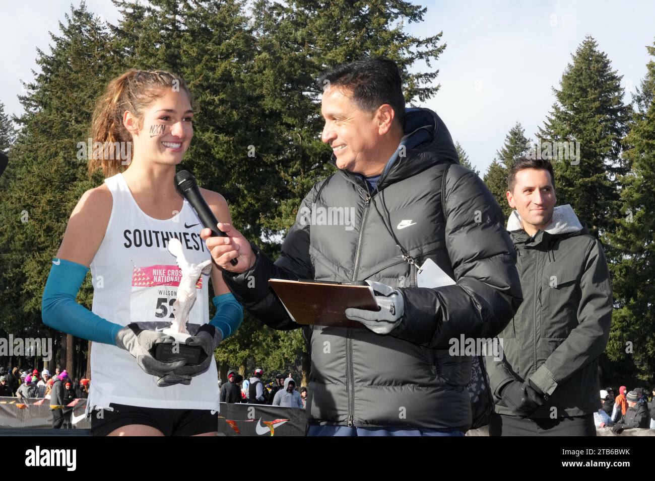 Rich Gonzalez (à droite) interviewe Brooke Wilson, finisseuse à la deuxième place des filles, lors des championnats de cross country NXN, samedi 3 décembre 2022, à Portland, Ore. Banque D'Images