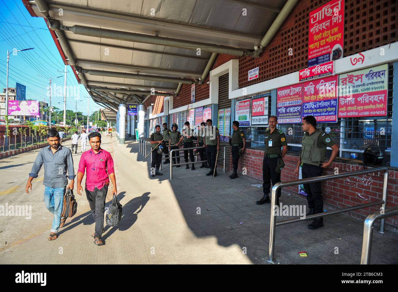 Le premier jour du programme de blocus national de trois jours du BNP, aucun bus à destination de Dhaka n'a quitté Sylhet. Les gens devaient dépendre des trains interurbains pour atteindre leurs destinations, ce qui a vu une forte ruée à la gare. Sylhet, Bangladesh. Banque D'Images