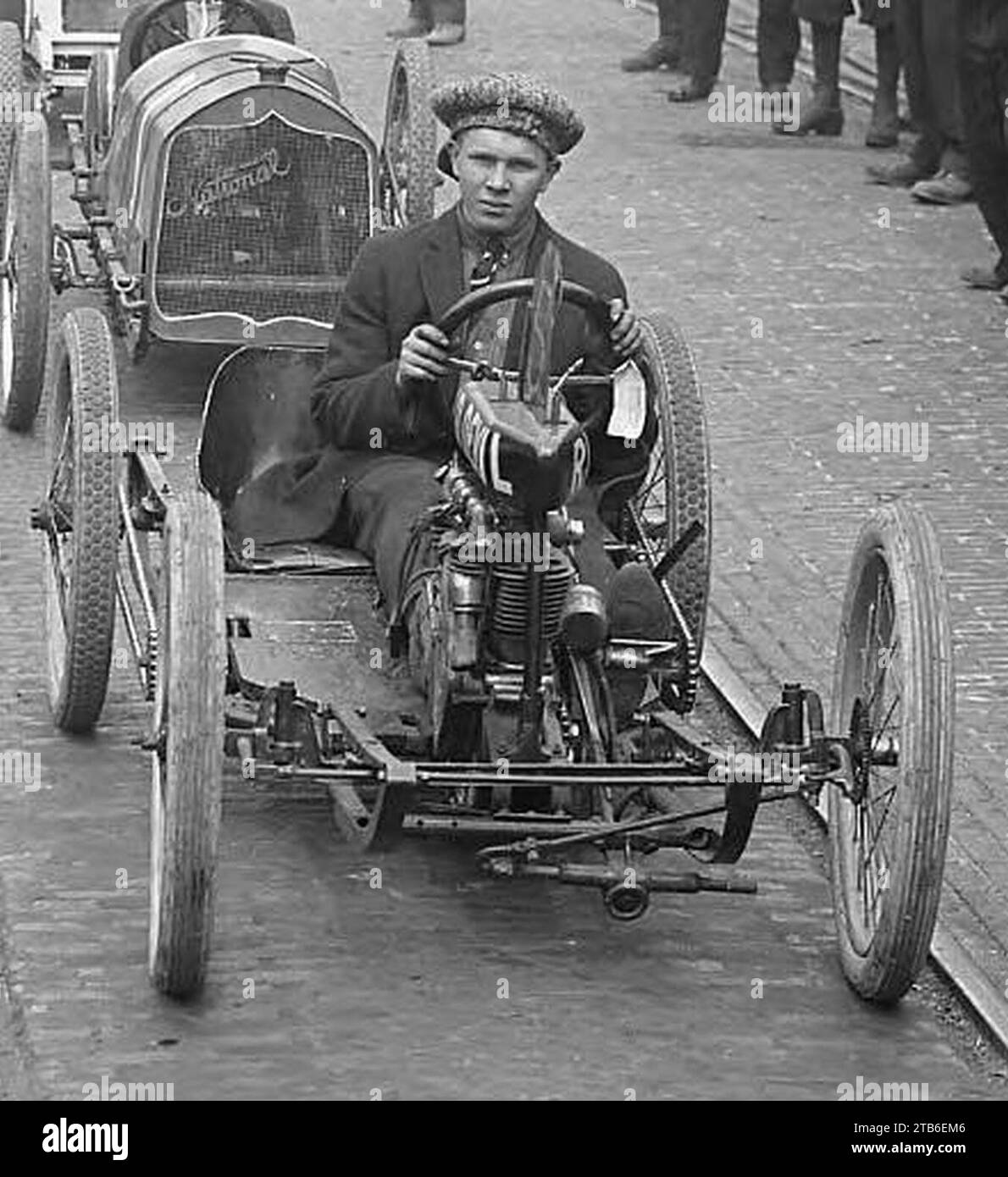 Walter Gossman dans son cyclecar Red Devil Tacoma A Street Boland SPEEDWAA081 (recadré). Banque D'Images