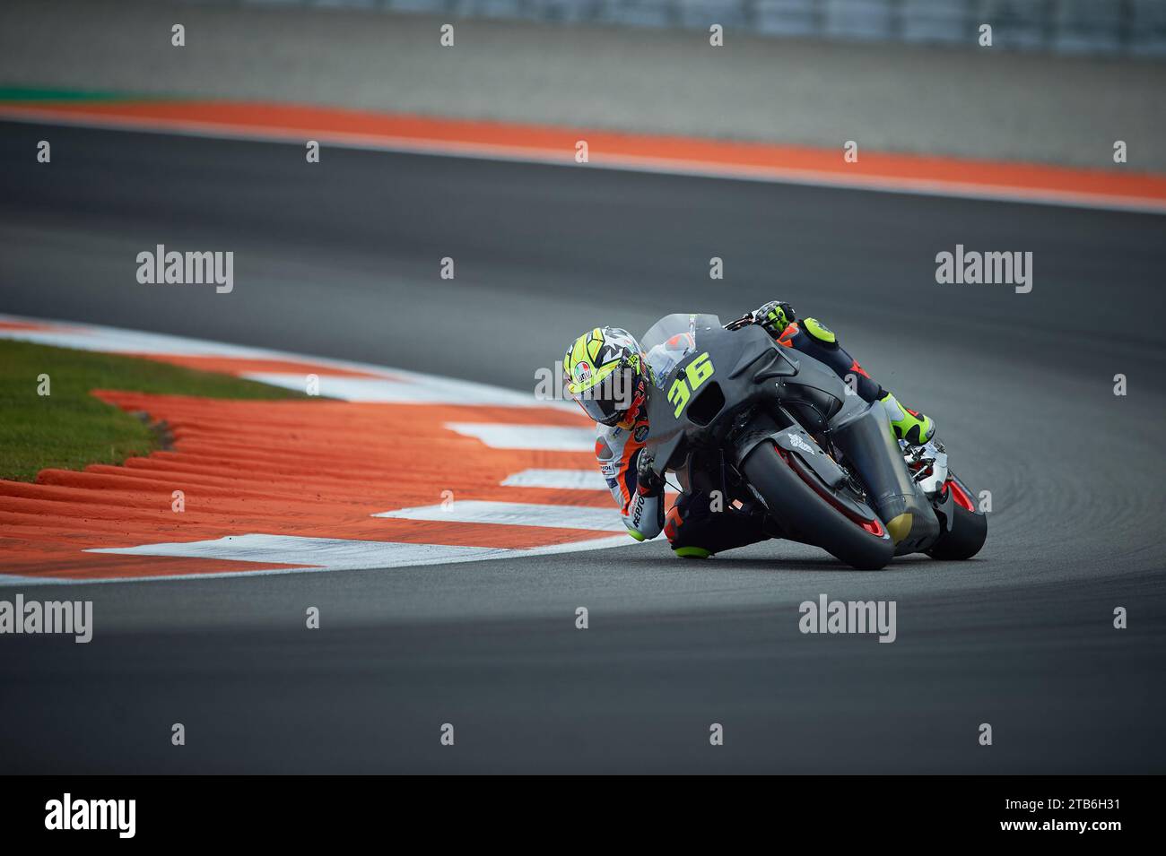 Joan Mir (Espagne) et l'écurie Repsol Honda font le tour du moto GP Valencia Test sur le circuit Ricardo Tormo (Cheste, moto GP Valencia Test ). Banque D'Images