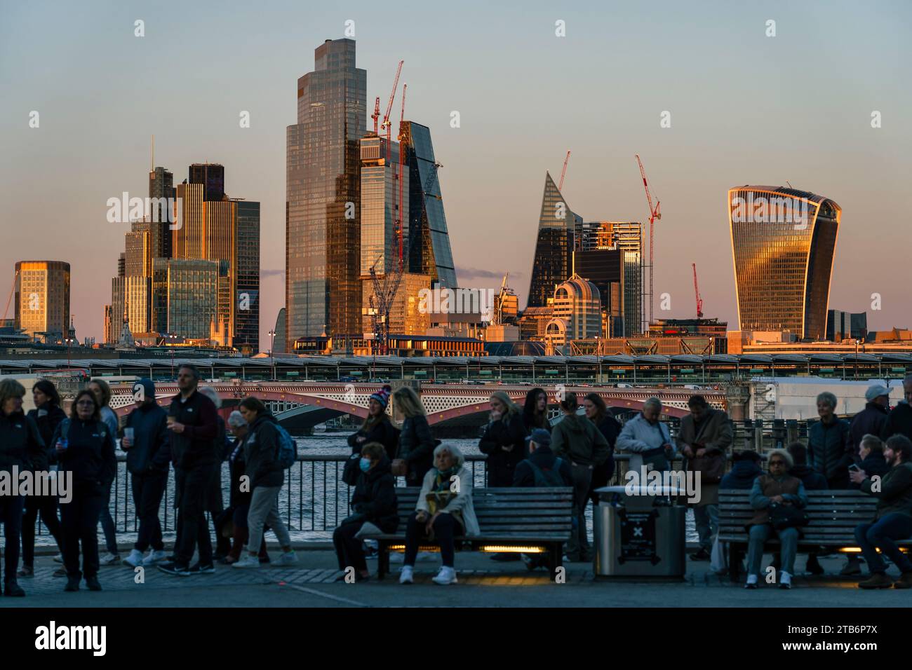 Les gratte-ciel de Londres, les gratte-ciel, les gens debout dans une ligne Banque D'Images