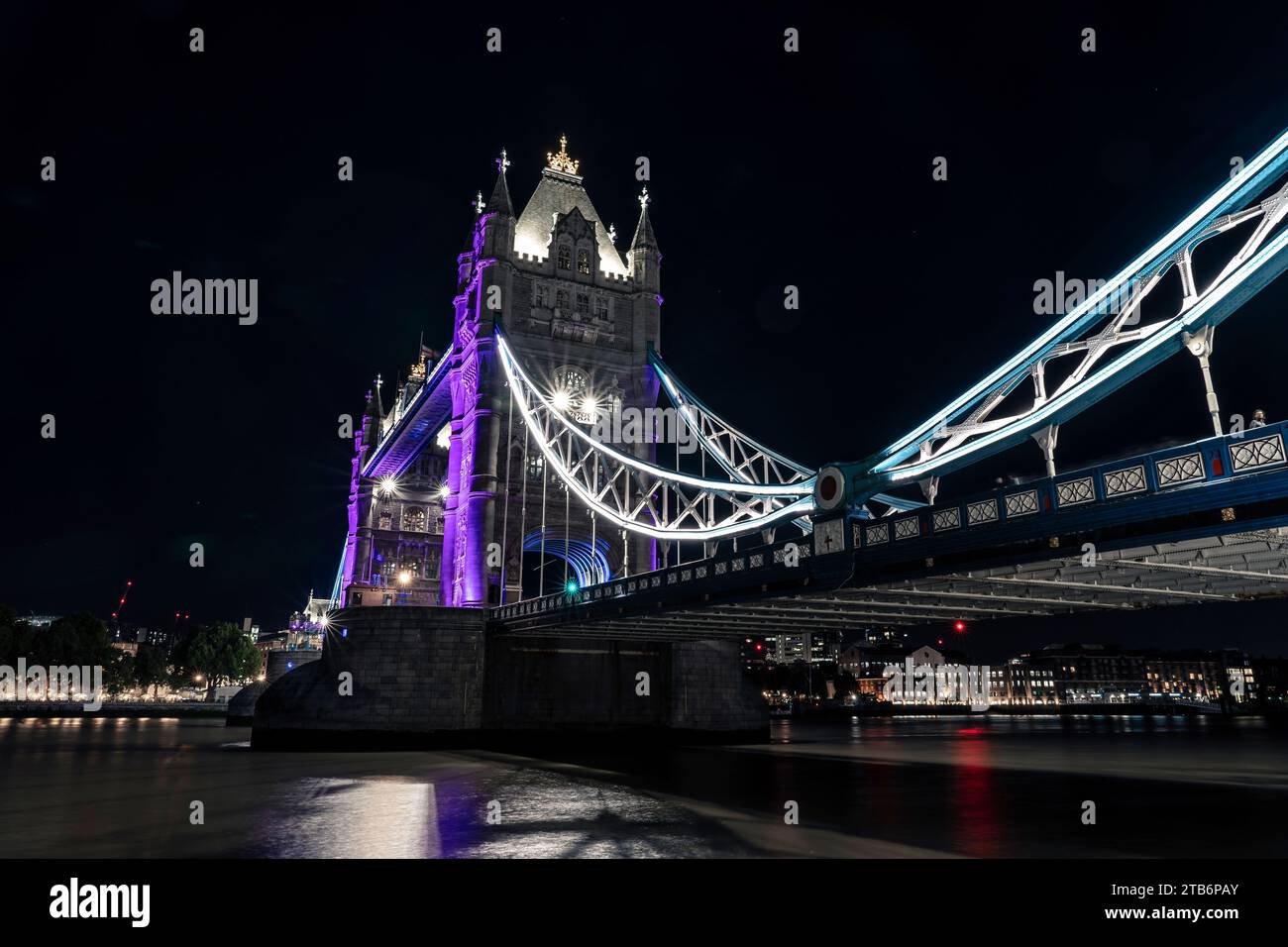 Tower Bridge la nuit, lumière violette Banque D'Images