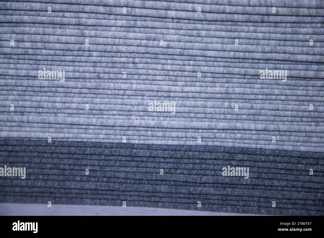 Papier peint de fond de texture de surface de tissu gris plié empilé Banque D'Images