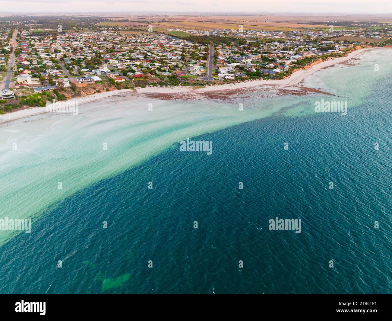 Vue aérienne d'une baie calme en face d'une ville côtière à Moonta Bay sur la péninsule de Yorke en Australie méridionale Banque D'Images