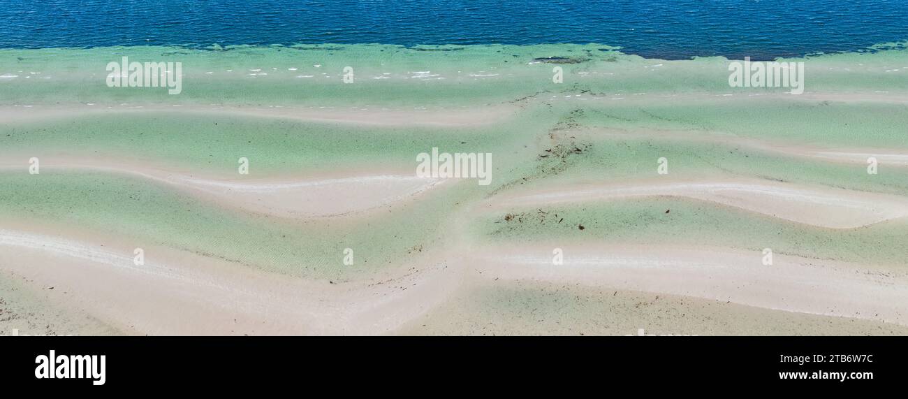 Vue aérienne panoramique de rangées de barres de sable et de bassins d'eau le long de la plage de Moonta Bay sur la péninsule de Yorke en Australie méridionale Banque D'Images