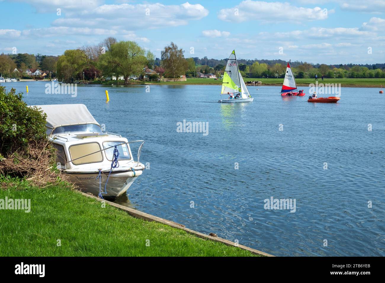 Canot naviguant sur la Tamise à Bourne End, Buckinghamshire, Royaume-Uni Banque D'Images