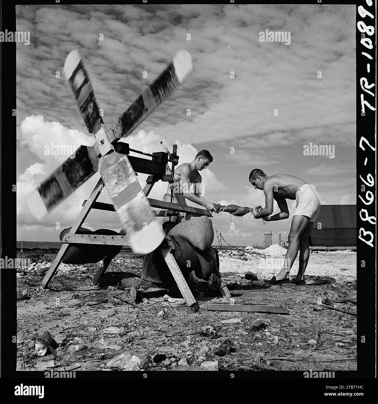 Machines à laver utilisées sur l'île Eniwetok. Même les inventeurs de la Marine de la machine à vent admettent qu'elle n'est pas encore... Banque D'Images