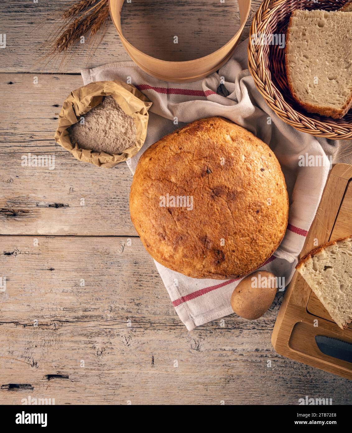 Vue de dessus du pain au levain artisanal sur fond en bois Banque D'Images