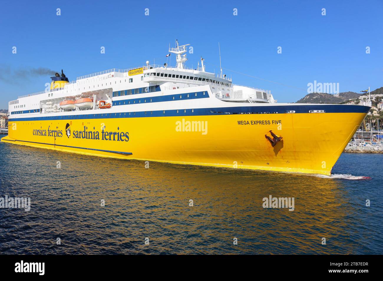 Le ferry Mega Express Five (Corsica Sardinia Ferries) dans le port de Nice, Côte d'Azur, France Banque D'Images