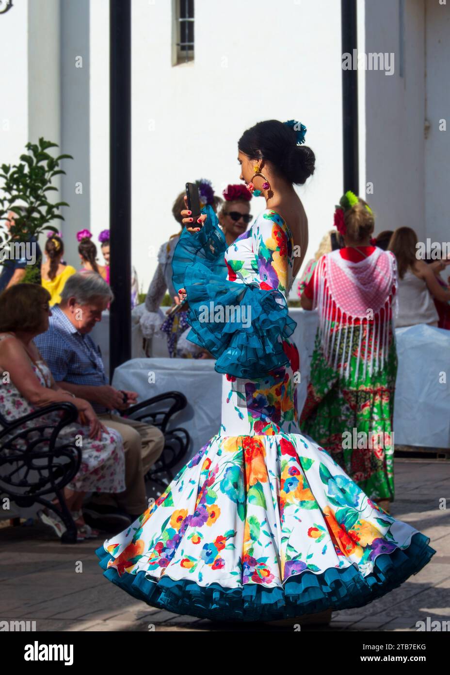 Fuengirola, Malaga, Espagne. 10/07/2023 Jeune fille portant la robe typique de flamenco dans les rues de Fuengirola pendant la Foire d'octobre. Banque D'Images
