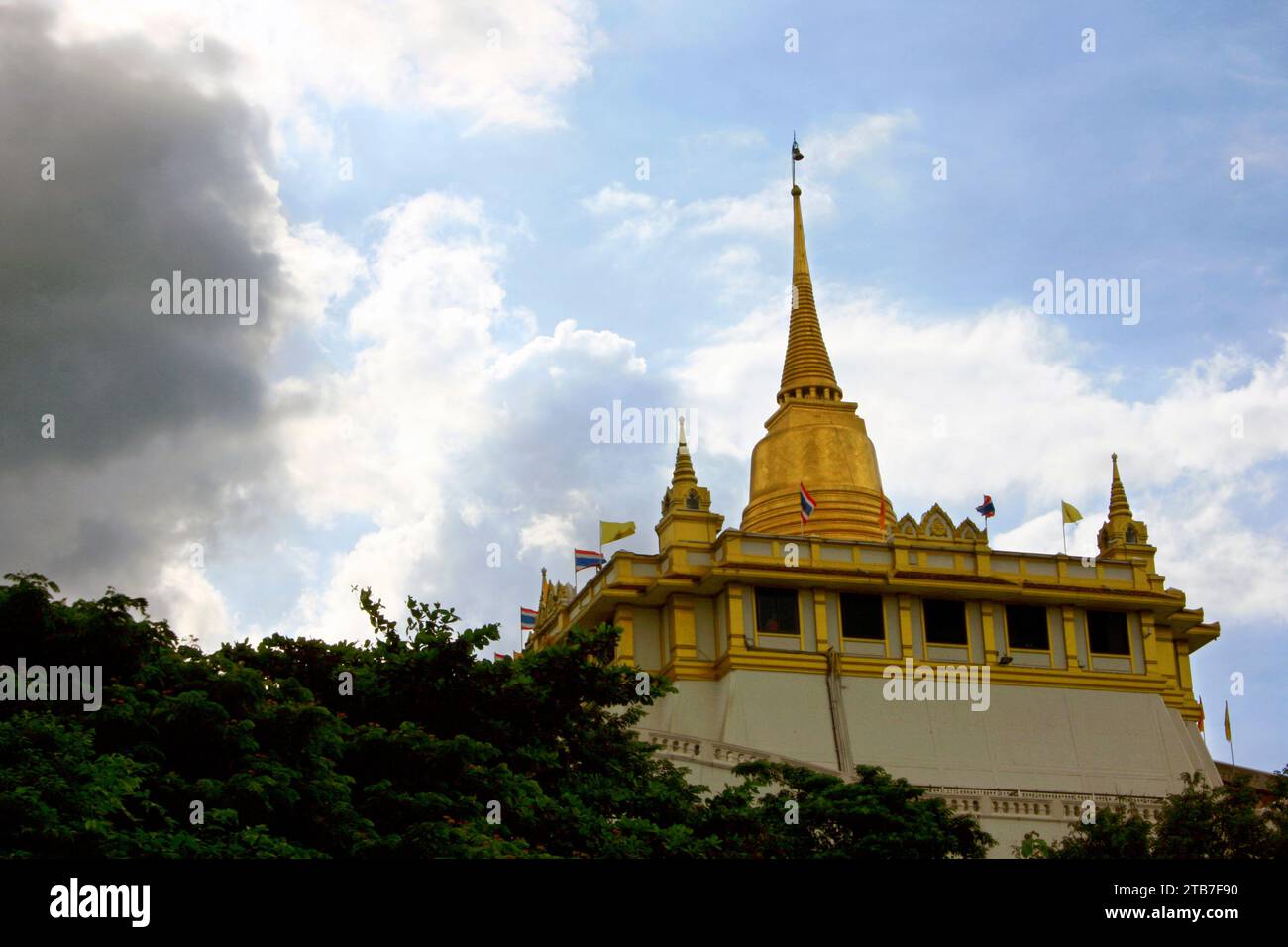Phu Khao Thong (Mont doré) surplombant Wat Saket. Banque D'Images