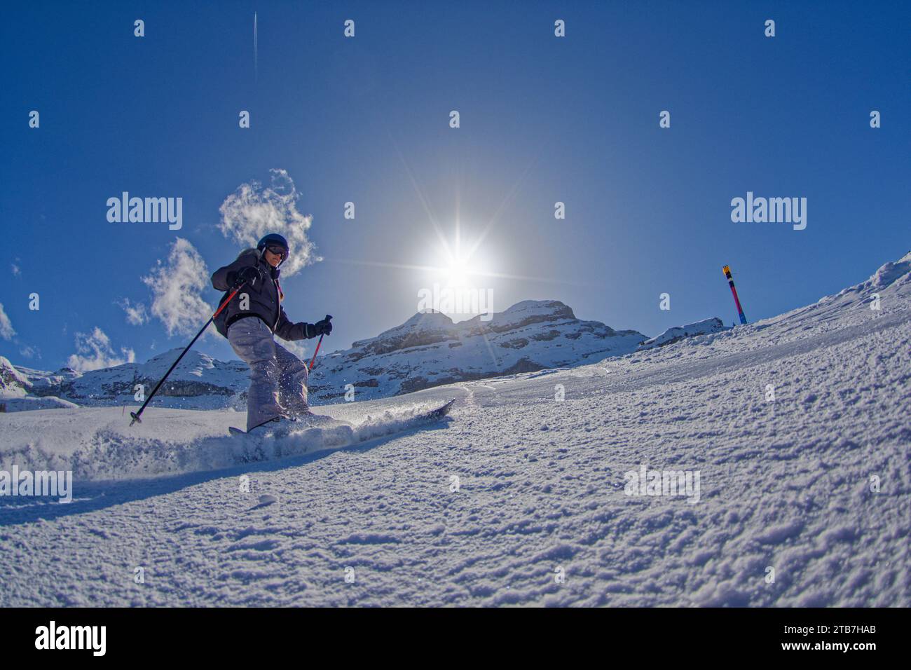 Flaine, station de ski dans les Alpes françaises (centre-est de la France) : femme, skieuse sur une pente du domaine skiable Banque D'Images