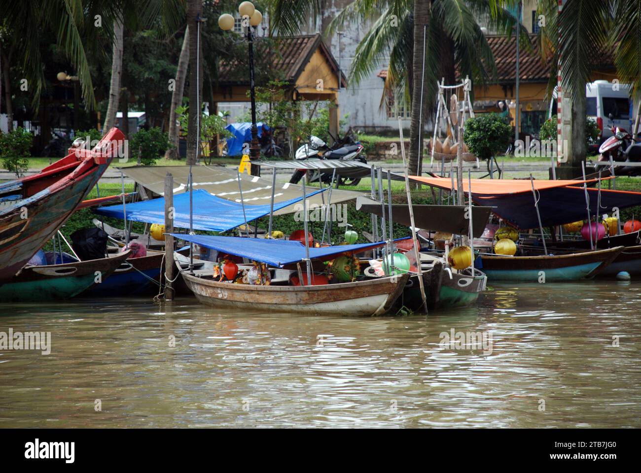 Petits bateaux sur la rivière à Hoi an Vietnam Banque D'Images