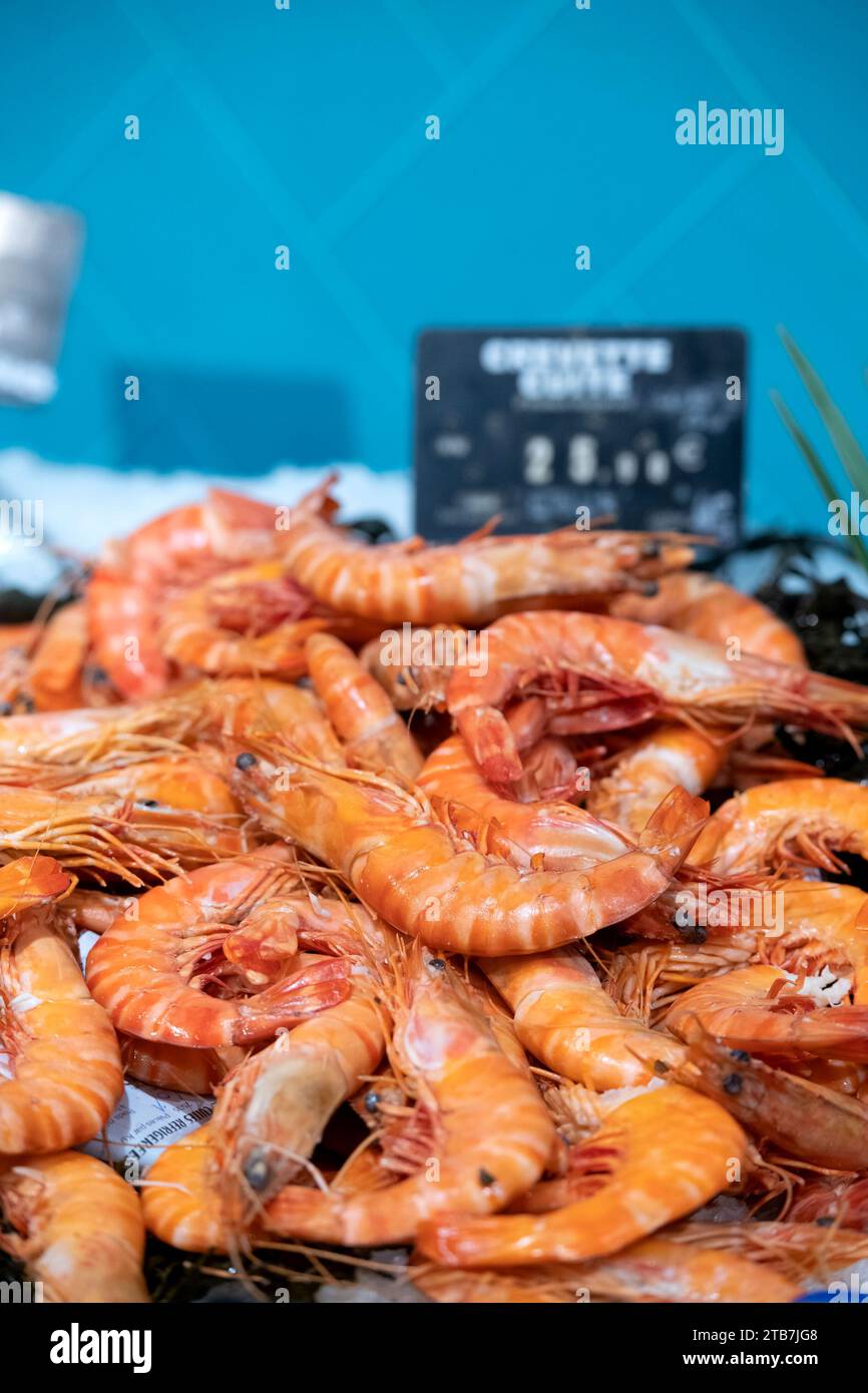 Supermarché Intermarché : crevettes dans la section fruits de mer *** Légende locale *** Banque D'Images