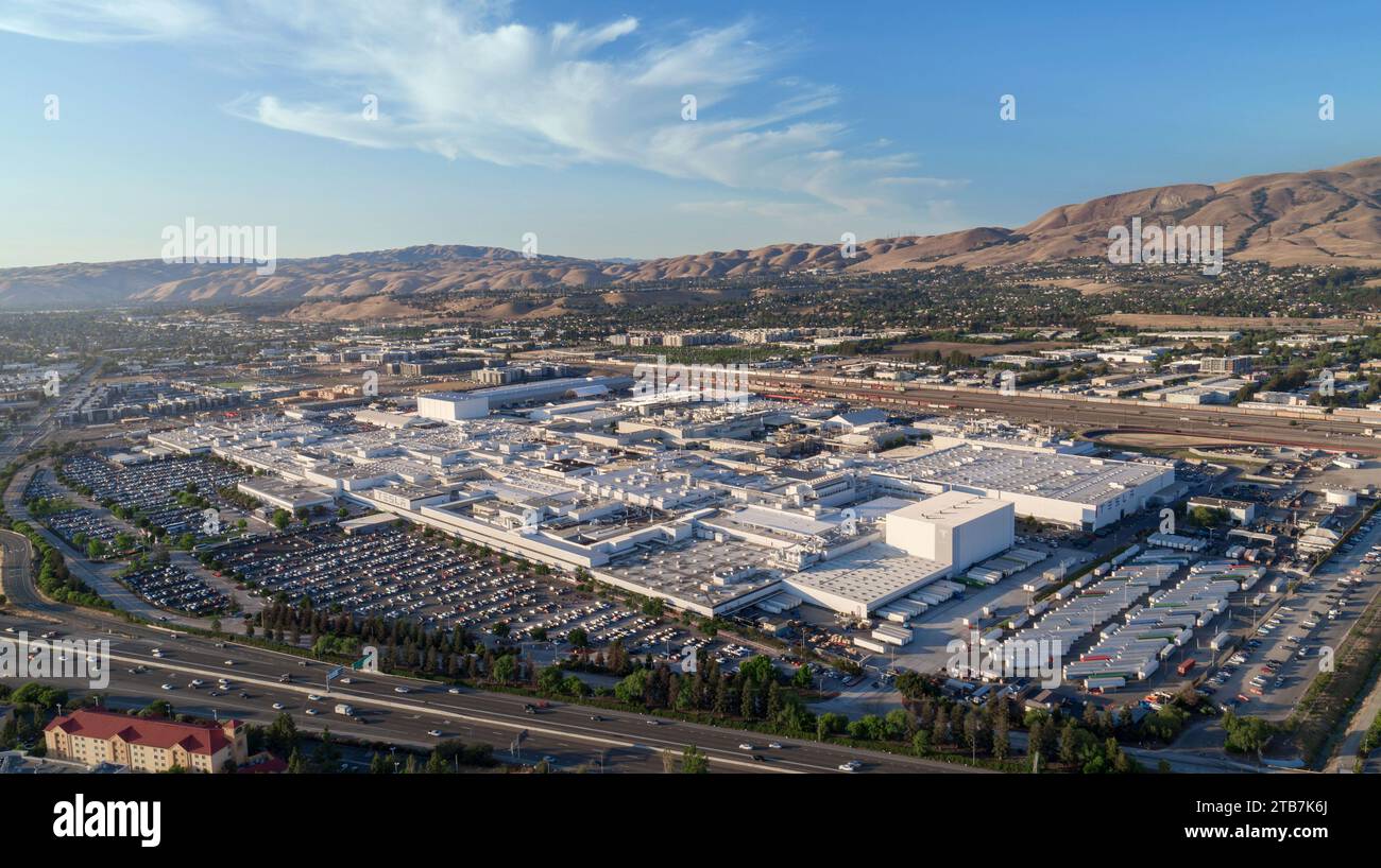 États-Unis, Californie : vue aérienne de l'usine Tesla Fremont, l'usine de fabrication automobile exploitée par Tesla, Inc, le plus grand bâtiment i. Banque D'Images