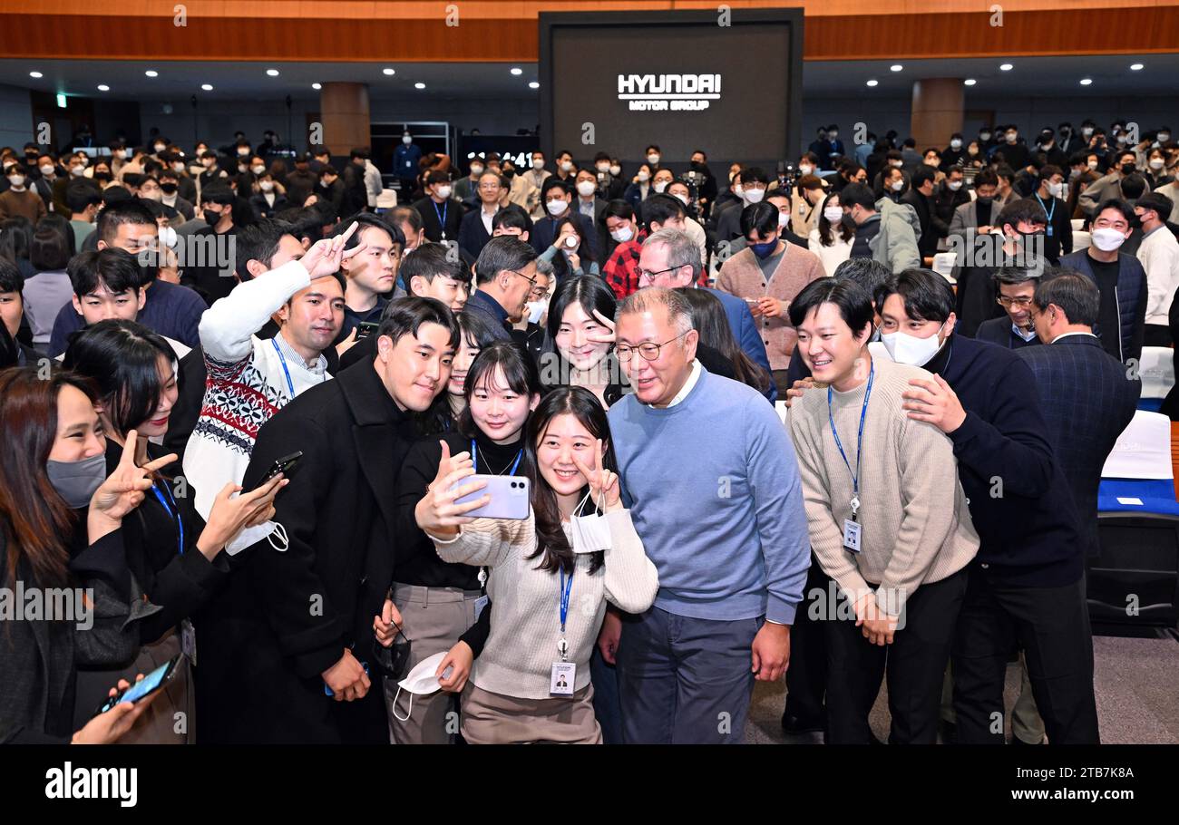 Corée du Sud, Hwaseiong, Centre R&D de Namyang, 2023/01/03 : Euisun Chung, Président du Hyundai Motor Group, pose avec les employés pour un selfie souvenir, Banque D'Images