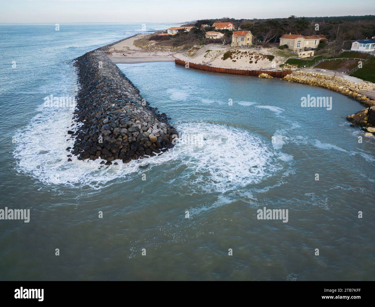 Soulac-sur-Mer (centre-ouest de la France), 20 février 2023 : lutte contre l’érosion côtière sur la plage de l’Amelie. Riprap, pics rocheux, protecteur Banque D'Images