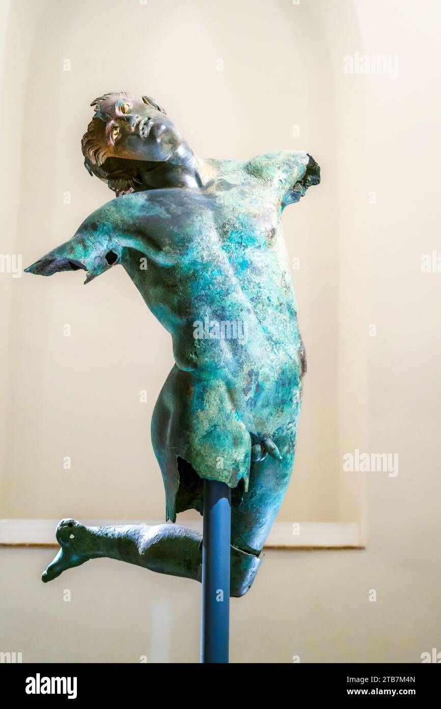 La statue en bronze du satyre dansant dans le Musée du satyre dansant de Mazara del Vallo - Sicile, Italie Banque D'Images
