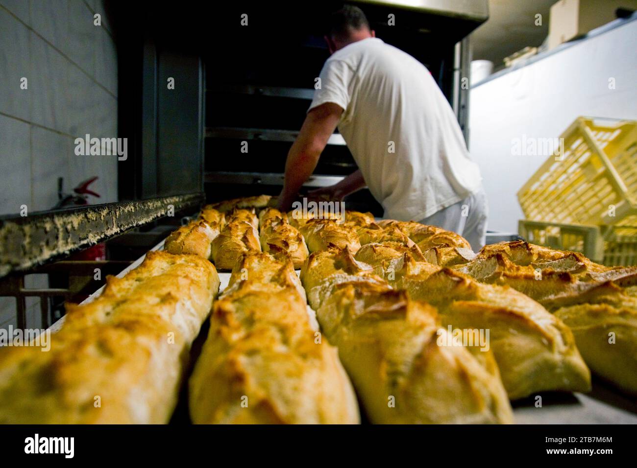 Boulangerie : fabrication du pain dans un four à pâtisserie. Illustration d'une boulangerie fonctionnant avec un four à pain à granulés impact de la hausse des prix de l'électricité. Frais Banque D'Images