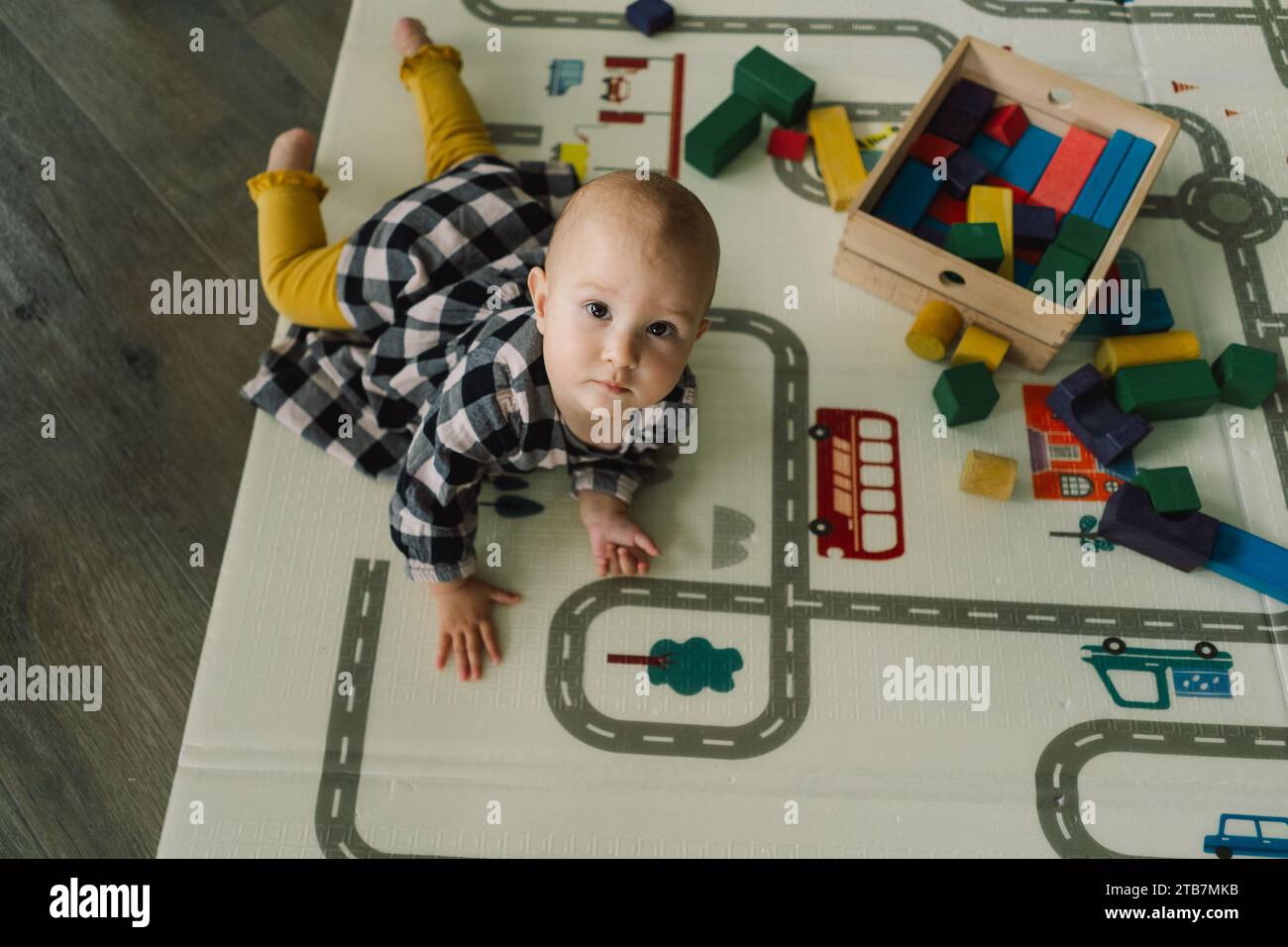 Cute Happy 1 Ans Petite Fille Jouant Avec Des Jouets En Bois à La Maison De  L'intérieur De La Pépinière D'apprentissage Précoce