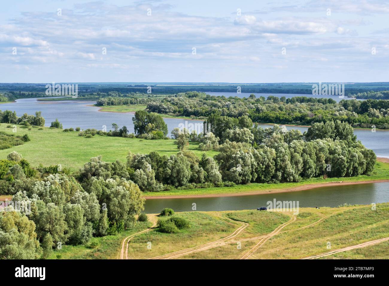 Vue sur les environs de la ville de Yelabuga, Russie. Embouchure de la rivière Toyma, qui se jette dans la rivière Kama. Paysage naturel d'été. Banque D'Images