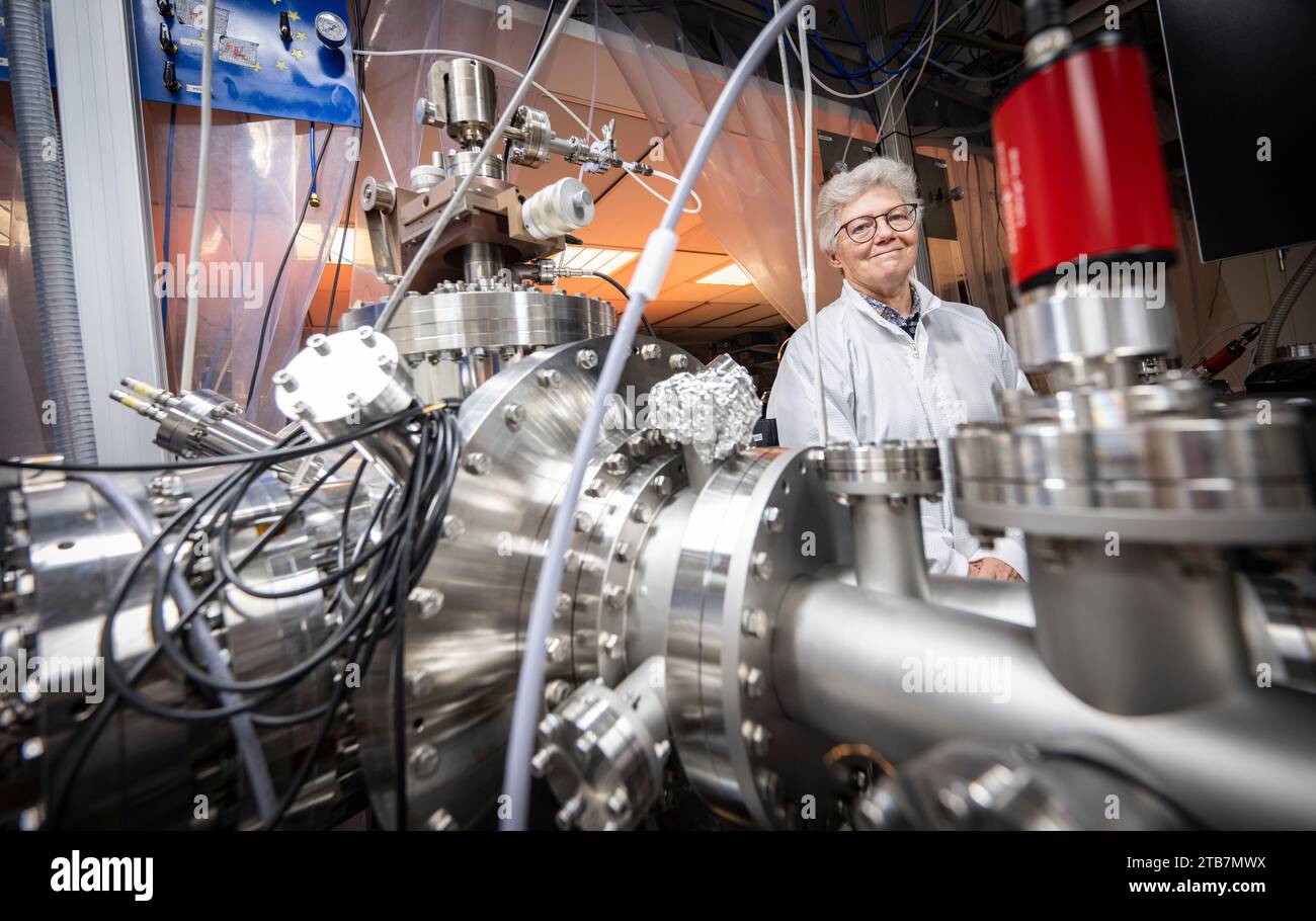 Anne l'Huillier, lauréate franco-suédoise du prix Nobel de physique, est photographiée dans son laboratoire dans le cadre d'une interview à Fysicum, le Département de physique de l'Université de Lund, Suède, le 29 novembre 2023, avant la cérémonie du prix Nobel.photo : Johan Nilsson/TT code 50090 Banque D'Images