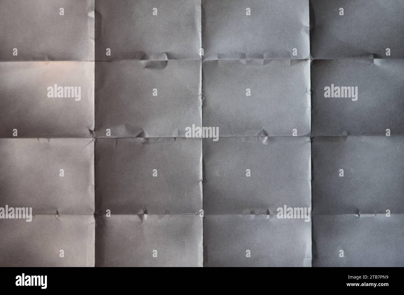 Étude linéaire des ombres et de la texture, cette pièce d’art à technique mixte utilise des plis en origami et de l’acrylique sur carton Banque D'Images