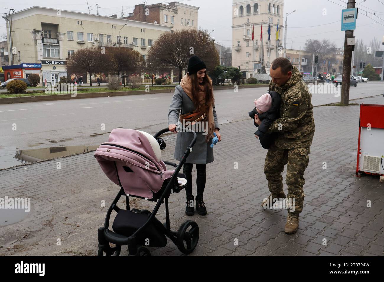 Un soldat de l'armée ukrainienne joue avec sa fille en marchant dans la rue à Zaporizhzhia. Les soldats en Ukraine virent de plus en plus âgés alors que le pays est aux prises avec une pénurie de soldats après environ 21 mois de combats contre la Russie. Comme d'innombrables victimes ont entravé les forces ukrainiennes, l'âge moyen d'un soldat dans le pays est actuellement d'environ 43 ans. Le nombre total de soldats ukrainiens et russes tués ou blessés depuis le début de la guerre en Ukraine en février 2022 est supérieur à 500 000, ont déclaré des responsables américains. Banque D'Images