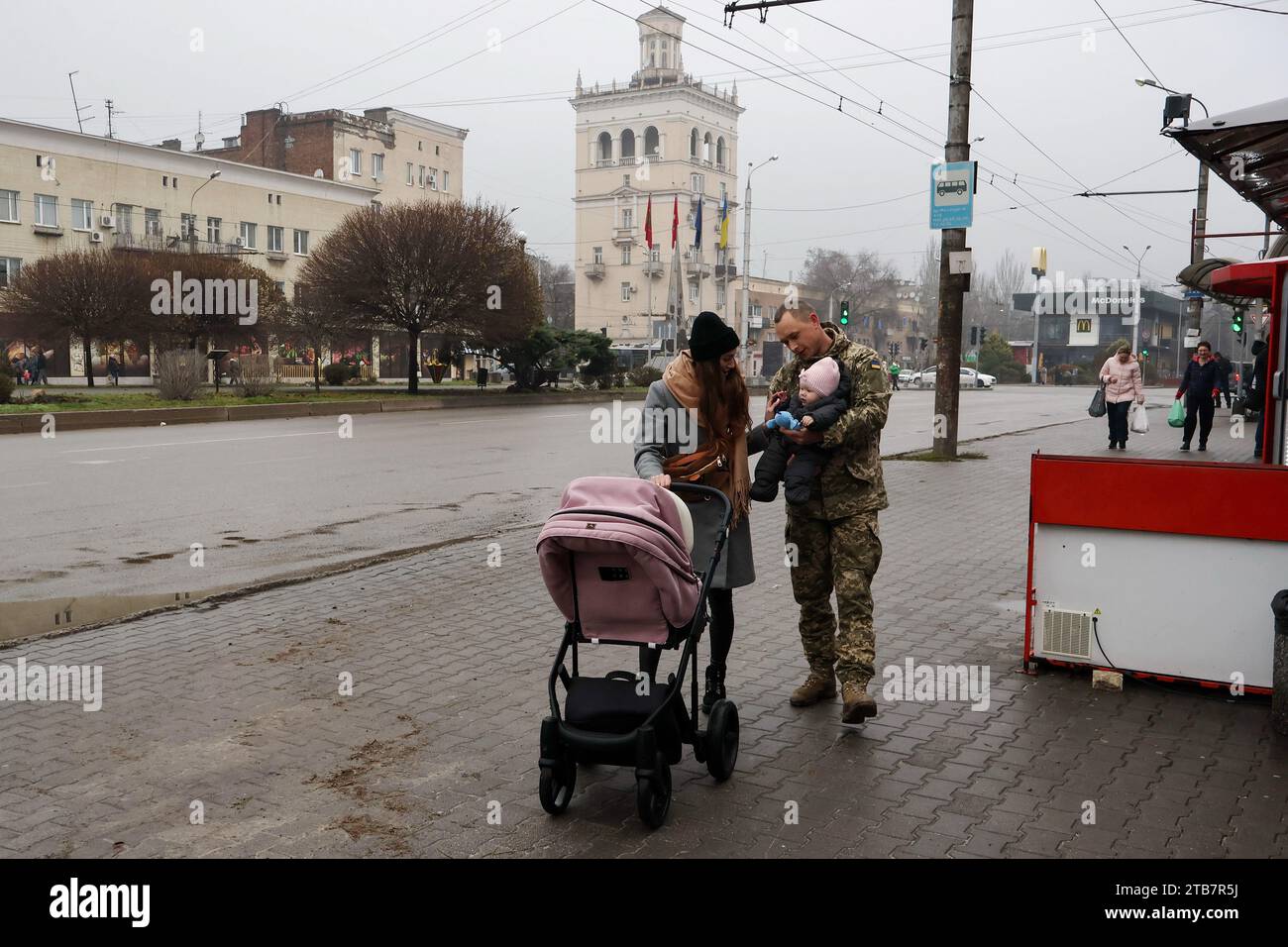 Un soldat de l'armée ukrainienne vu marcher avec sa famille dans la rue à Zaporizhzhia. Les soldats en Ukraine virent de plus en plus âgés alors que le pays est aux prises avec une pénurie de soldats après environ 21 mois de combats contre la Russie. Comme d'innombrables victimes ont entravé les forces ukrainiennes, l'âge moyen d'un soldat dans le pays est actuellement d'environ 43 ans. Le nombre total de soldats ukrainiens et russes tués ou blessés depuis le début de la guerre en Ukraine en février 2022 est supérieur à 500 000, ont déclaré des responsables américains. Banque D'Images