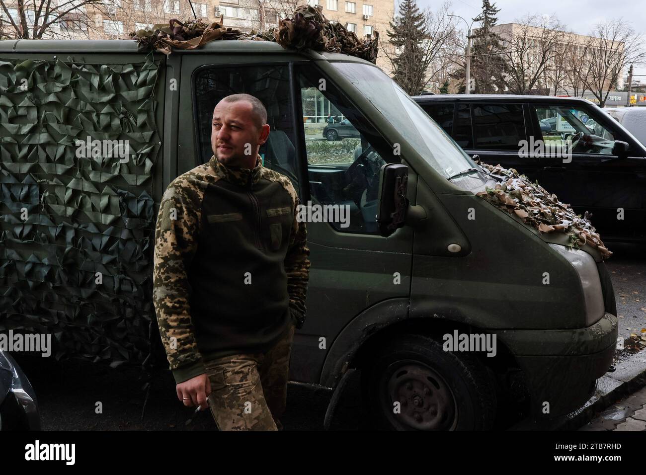 Zaporizhzhia, Ukraine. 27 novembre 2023. Un soldat de l'armée ukrainienne fume à côté de son minivan camouflé à Zaporizhzhia. Les soldats en Ukraine virent de plus en plus âgés alors que le pays est aux prises avec une pénurie de soldats après environ 21 mois de combats contre la Russie. Comme d'innombrables victimes ont entravé les forces ukrainiennes, l'âge moyen d'un soldat dans le pays est actuellement d'environ 43 ans. Le nombre total de soldats ukrainiens et russes tués ou blessés depuis le début de la guerre en Ukraine en février 2022 est supérieur à 500 000, ont déclaré des responsables américains. (Image de crédit : © Andriy Andriy Banque D'Images