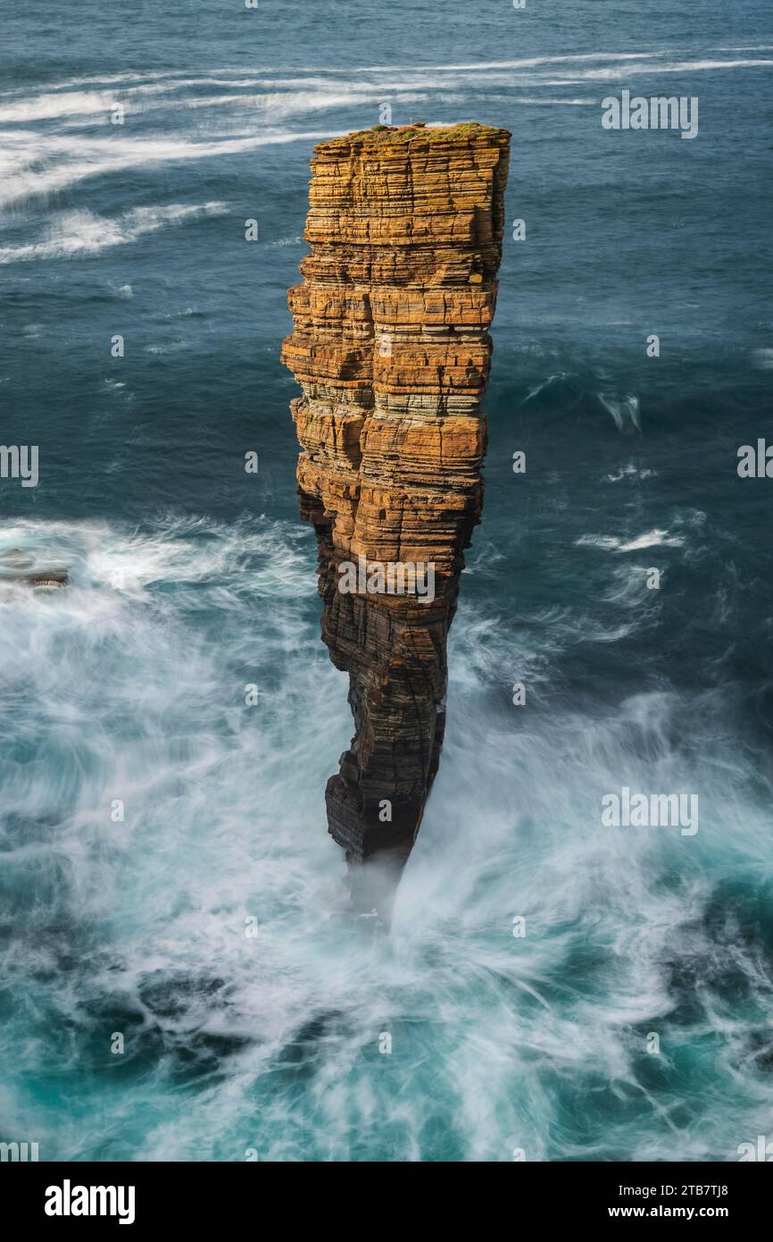 North Gaulton Castle empilement marin sur la côte ouest sauvage de Mainland, îles Orcades, Écosse. Automne (octobre) 2022. Banque D'Images