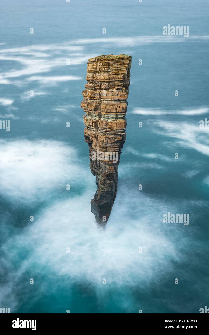 North Gaulton Castle Sea Stack sur la côte ouest sauvage des Orcades continentales, Écosse, Royaume-Uni. Automne (octobre) 2022. Banque D'Images
