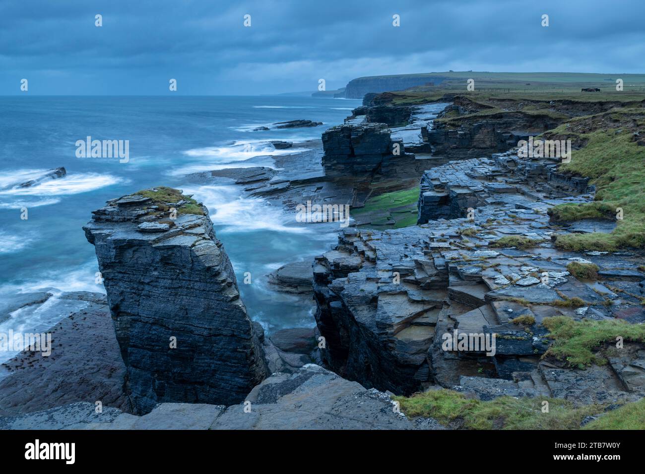 Côte spectaculaire près de Skipi Geo sur la côte nord du continent, îles Orcades, Écosse. Automne (octobre) 2022. Banque D'Images