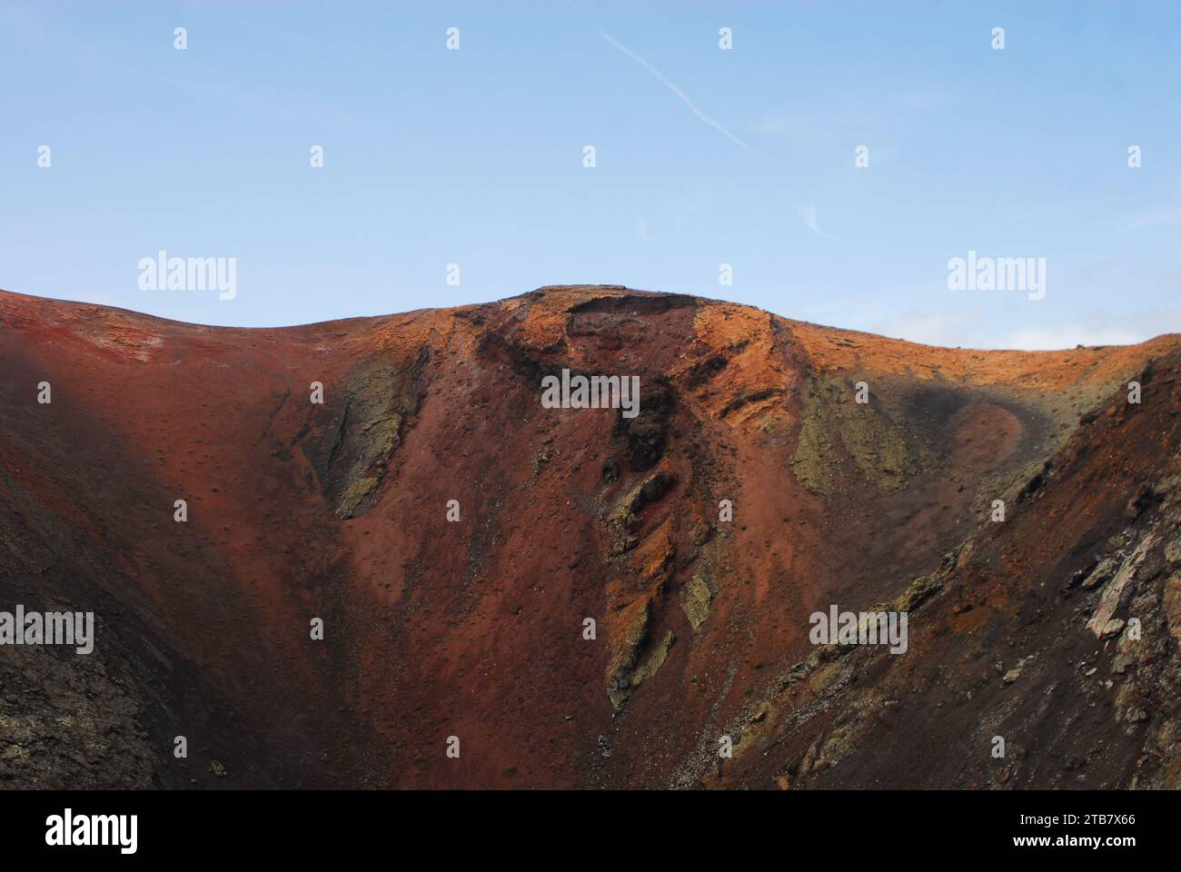 Paysage volcanique de terre rouge et noire de l'île de Lanzarote, îles canaries Banque D'Images