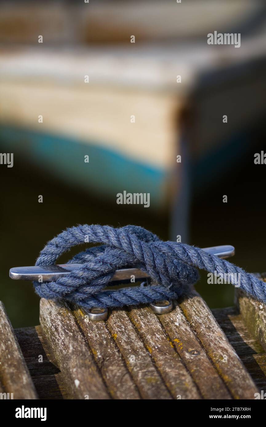 Nœud d'attelage à crampons utilisé pour attacher Un bateau à Un crampon sur Un quai ou un ponton, Christchurch Harbour UK Banque D'Images