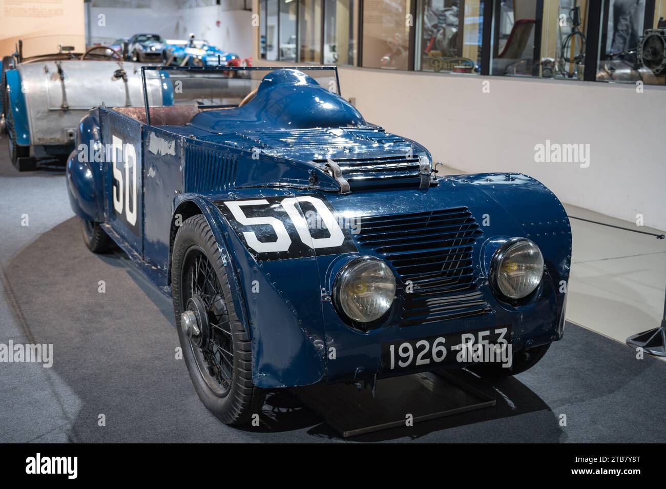 Vue frontale de la voiture de course Chenard Walcker Tank bleue historique avec le numéro 50 Banque D'Images