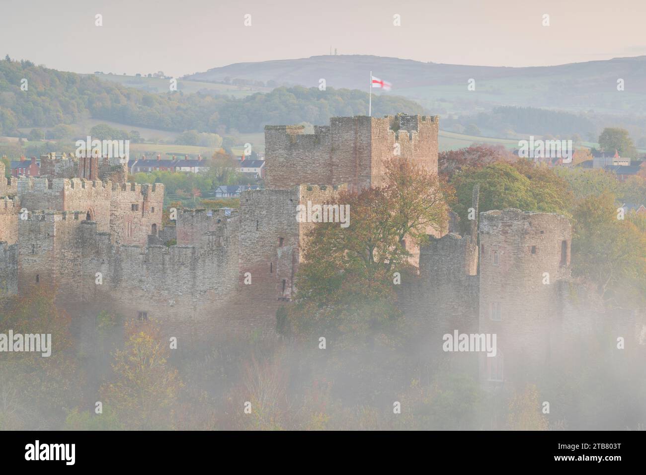 Château de Ludlow à l'aube un matin brumeux d'automne, Ludlow, Shropshire, Angleterre. Automne (novembre) 2022. Banque D'Images