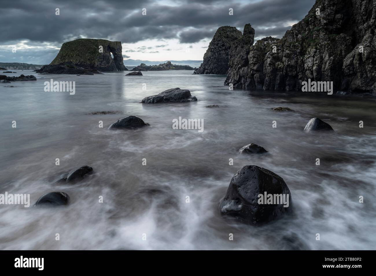 Elephant Rock, sur Whiterocks Beach près de Ballintoy, comté d'Antrim, Irlande du Nord. Automne (novembre) 2022. Banque D'Images