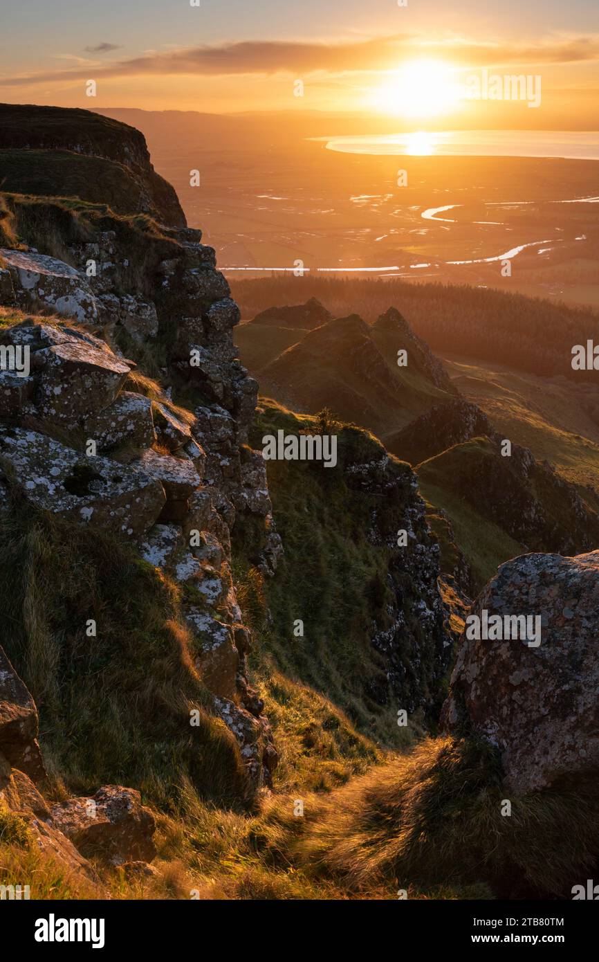 Coucher de soleil depuis le sommet de la montagne Binevenagh dans le comté d'Antrim, Irlande du Nord, Royaume-Uni. Automne (novembre) 2022. Banque D'Images
